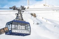 Die Vallugabahn in St. Anton am Arlberg ist mit dem Logo vom "weissen Rausch" beklebt. • © TVB St. Anton am Arlberg, Patrick Bätz